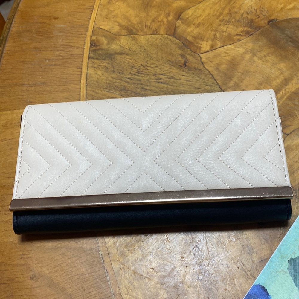 Nice wallet with many compartments inside